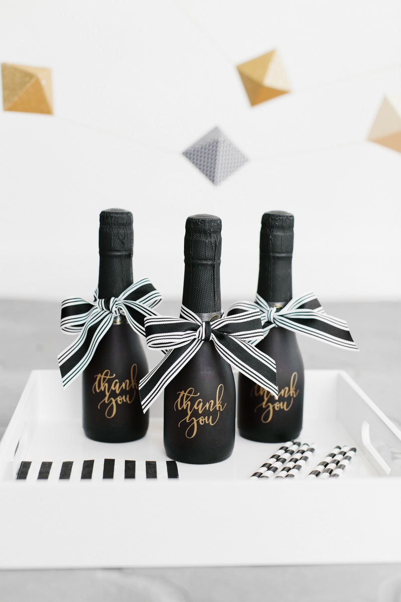 Gorgeous DIY Wedding favour ideas for an elegant wedding! Amazing wedding favours you can DIY from home to save money when planning a wedding on a budget.