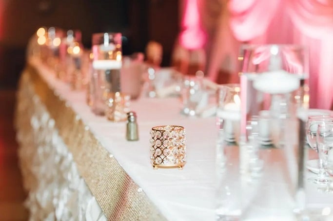 Gorgeous headtable wedding decorations. Are you looking for a wedding head table gold inspiration? This rose gold and pastel pink head table is stunning.