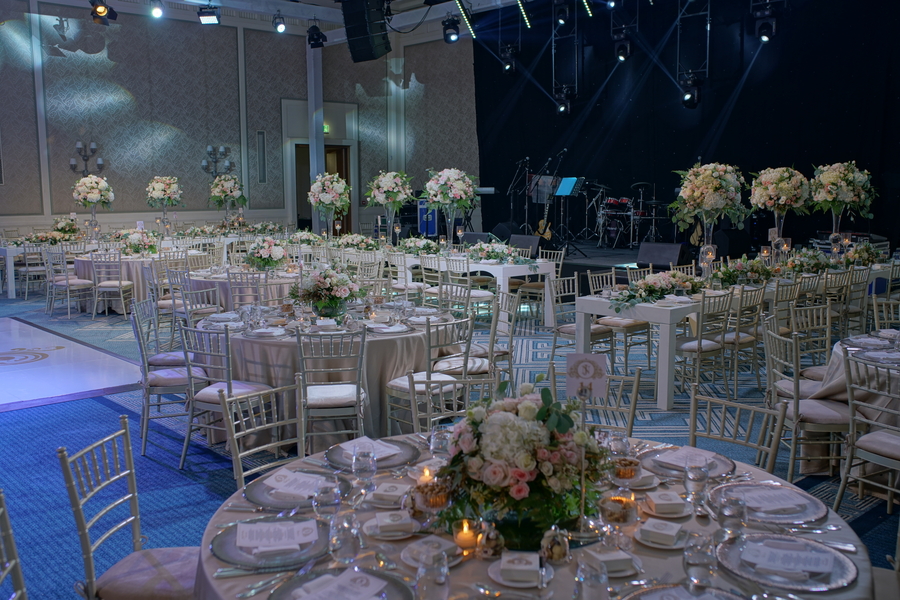 Luxury Persian Wedding at the four seasons resort in Dubai. A gorgeous white and pink wedding. Planning a blush and elegant wedding. A beautiful Persian wedding. How to plan a beautiful and elegant wedding on a budget. #weddingplanning #elegantwedding #blushwedding The wedding haven