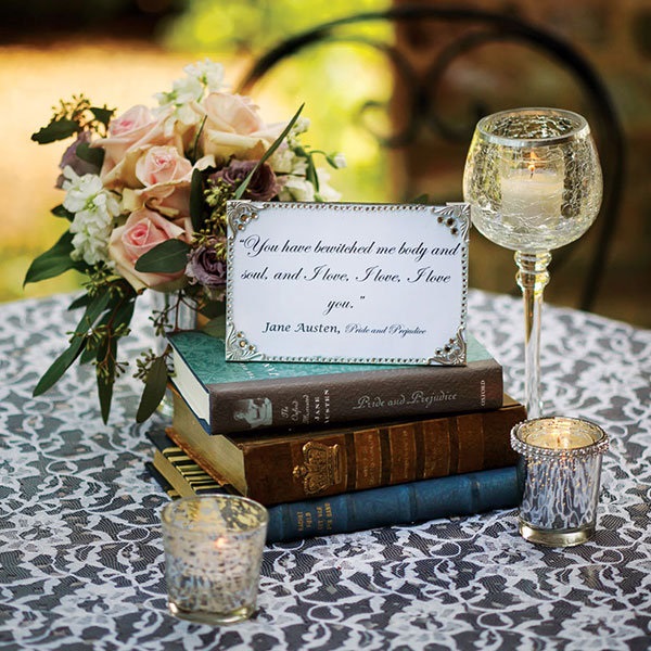 Here is an amazing vintage wedding centrepiece idea for your themed wedding! #vintagewedding
