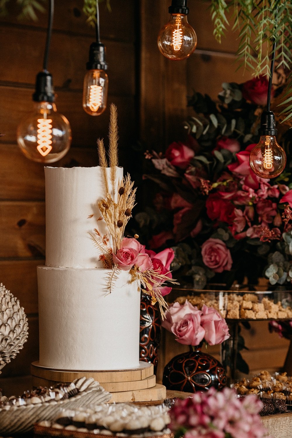 Cake cutting fees are additional expenses you don't need to spend for your wedding. What is the Wedding Cake Cutting Fee?Cake cutting fees are usually charged by your wedding venue when a wedding cake is brought in by an outside bakery not affiliated with that venue.