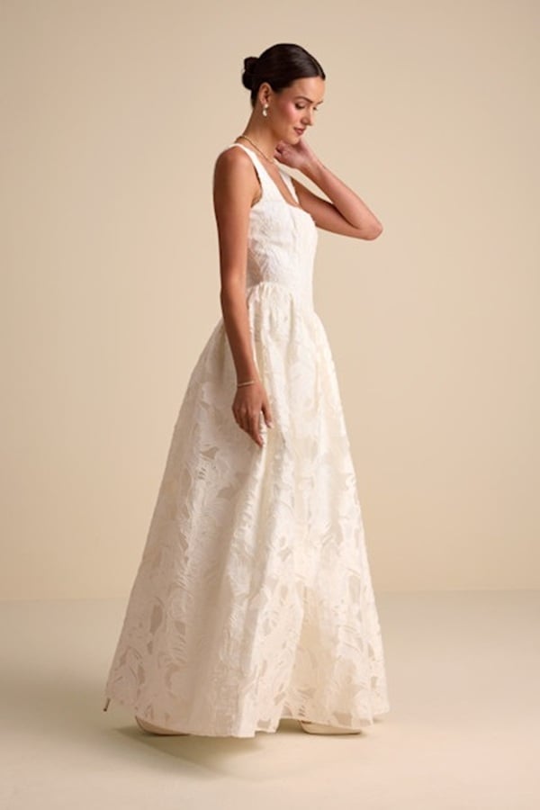 Find your dream wedding dress without breaking the bank! We have a curated list of affordable wedding dresses that offer stunning styles for every bride. From elegant lace to flowing chiffon, each piece is crafted with care to make your special day unforgettable. Embrace elegance and style at a price you'll love. Perfect for budget-savvy brides seeking quality and beauty. Click here now and say "I do" to the dress of your dreams!