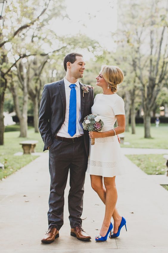 Getting married at a courthouse, here are tips you should know to have a fabulous wedding! Not sure what to wear at a courthouse wedding? Check this out! #courthousewedding