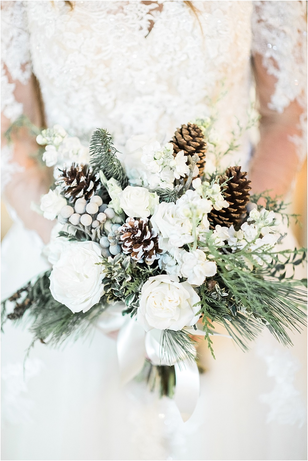 Elegant winter bouquet with pine cones. Cute winter wedding flowers with pine cone. Perfect for a wintery wedding festive!