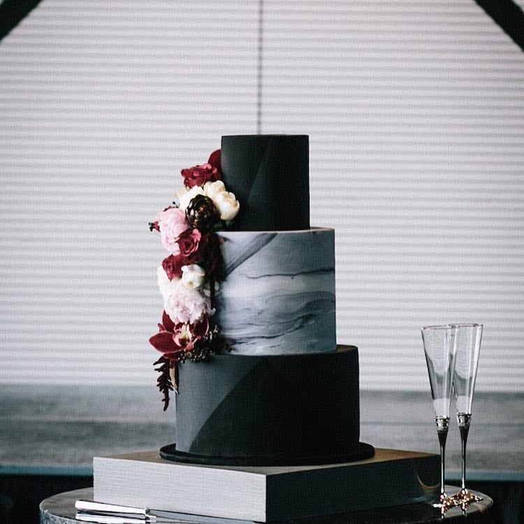 Red and black wedding cake ideas to wow your guests. Look up these elegant wedding cake ideas today.