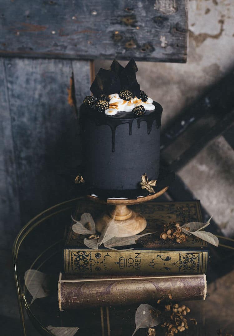 Very cute and elegant black cake wedding ideas for your eccentric wedding.