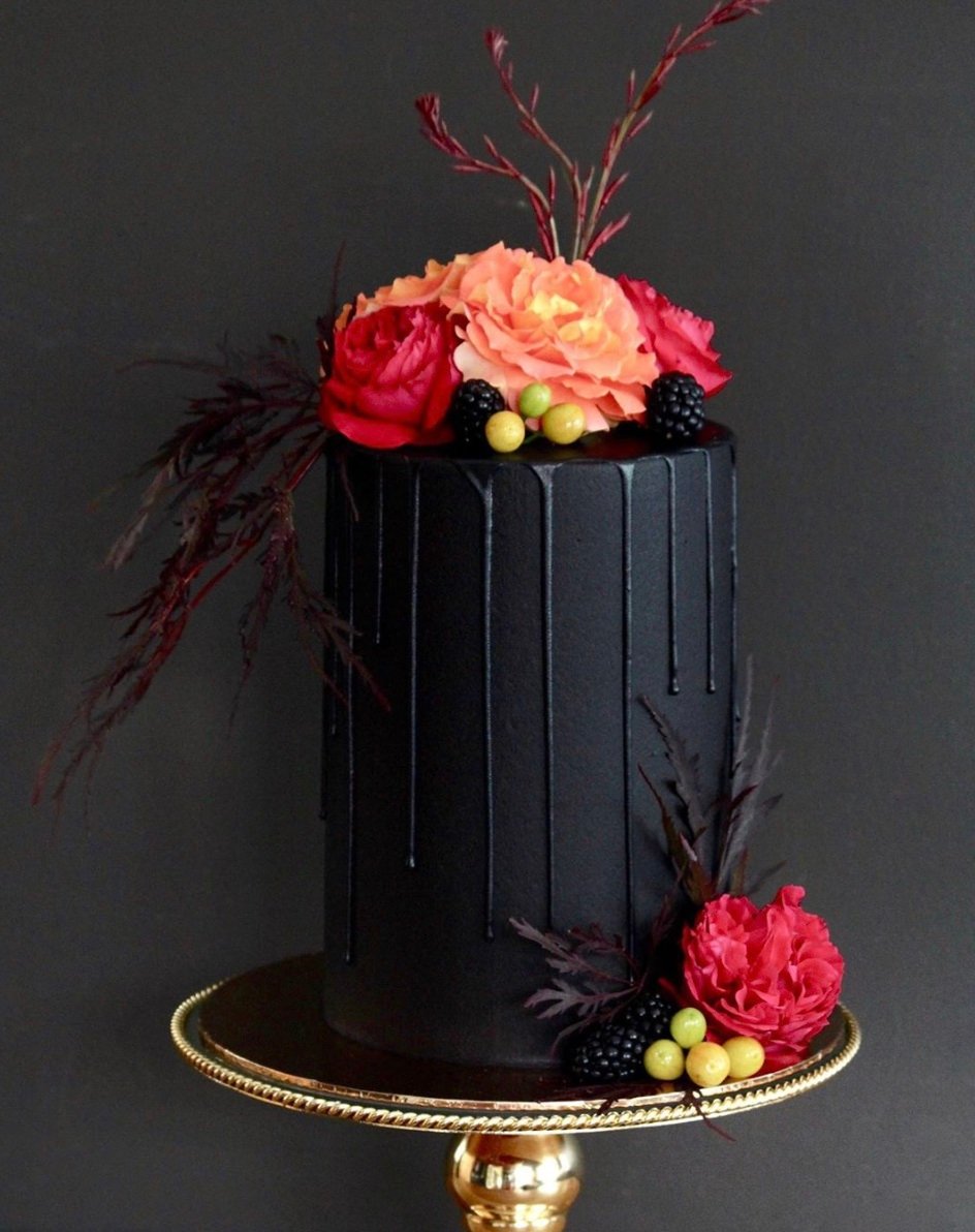 Simple wedding cake ideas with beautiful blooms. Black wedding cakes are the new…well, black! We think the black cake trend is not only unexpectedly classy, but chic and inventive. We’ve seen some totally gorgeous iterations of the trend, and every single cake on this list made us catch our breath! 