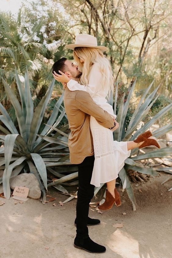 Amazing fall engagement photo shoot! Want a romantic fall photoshoot session? Take a look at how to dress and pose.
