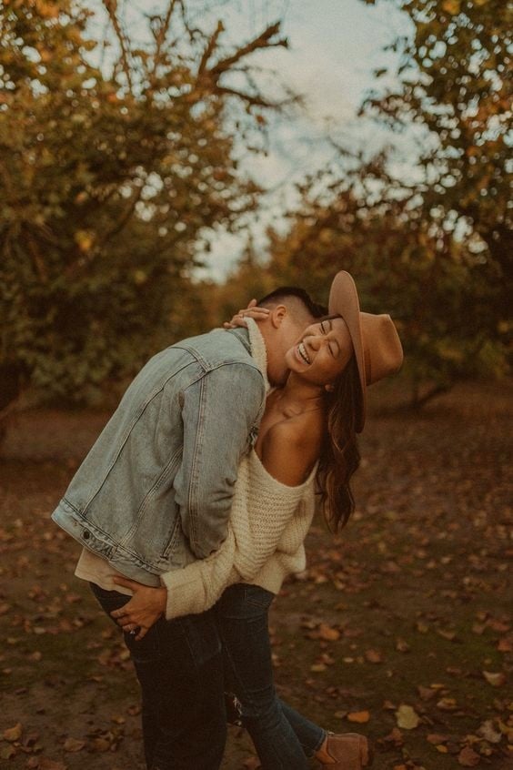 A romantic Cozy Fall Anniversary Session! Cozy Anniversary Session, Fall Engagement Outfit Ideas, Engagement Session for couples, anniversary couples session!