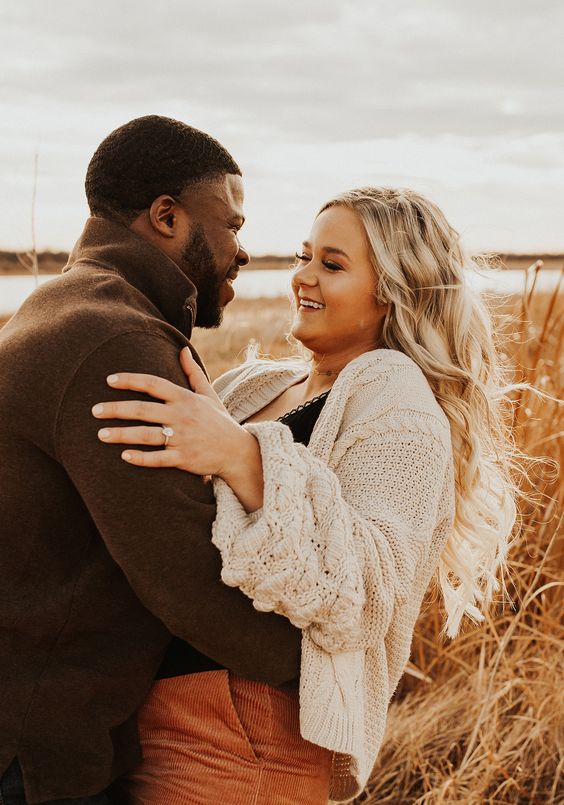Cute fall engagement pictures! Playful Fall Engagement Pictures, Fall Couple Photos, Candid Engagement Photos, Fall Photoshoot Outfits
