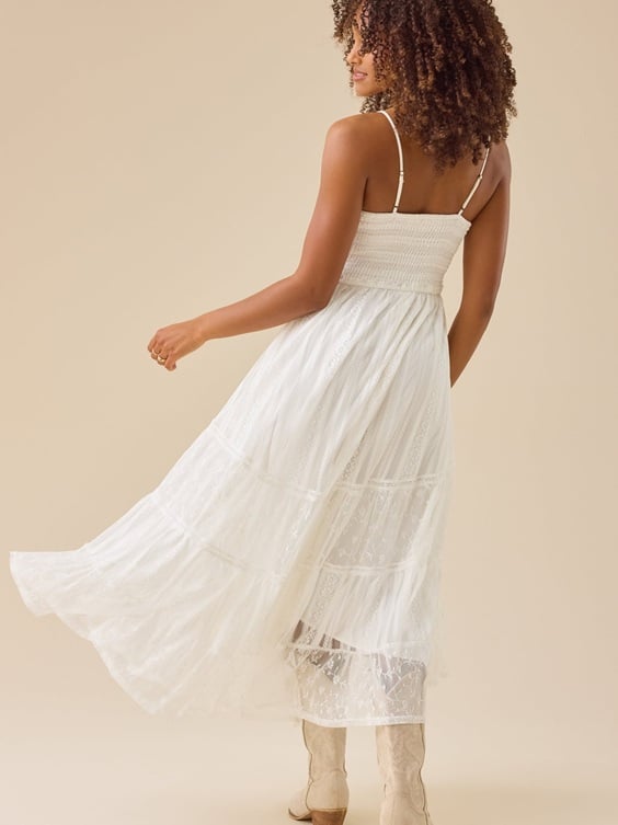 If you are looking for a gorgeous long flowy dress for an engagement shoot, check out this stunning white Maxi Dress! It's the perfect engagement photo outfit!