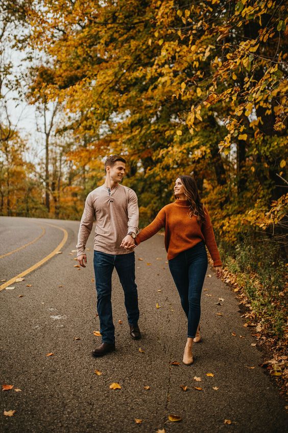 Extremely cute engagement session for fall! Fall engagement photoshoot - Cute fall engagement pictures! Playful Fall Engagement Pictures, Fall Couple Photos, Candid Engagement Photos, Fall Photoshoot Outfits