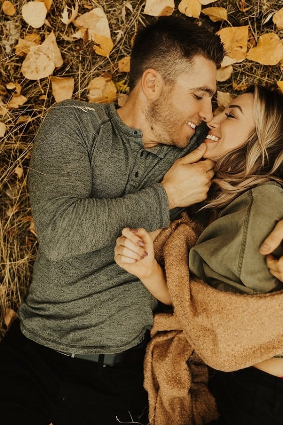 Fall photos that are cute! This is a really romantic photo of a couple during their fall engagement photo shoot~ outdoor engagement photoshoot ideas.