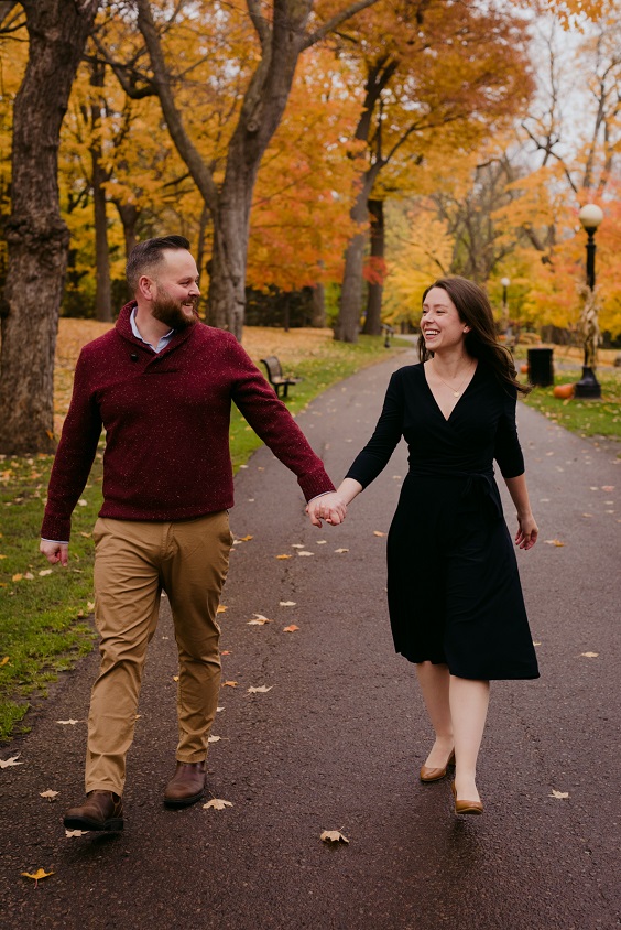 Autumn Inspired Engagement Session! Fall photoshoot for couples! Sweet Ideas for Fall Engagement Photos These romantic snapshots include the best seasonal details, from cozy, cool-weather outfits to colorful, falling leaves.