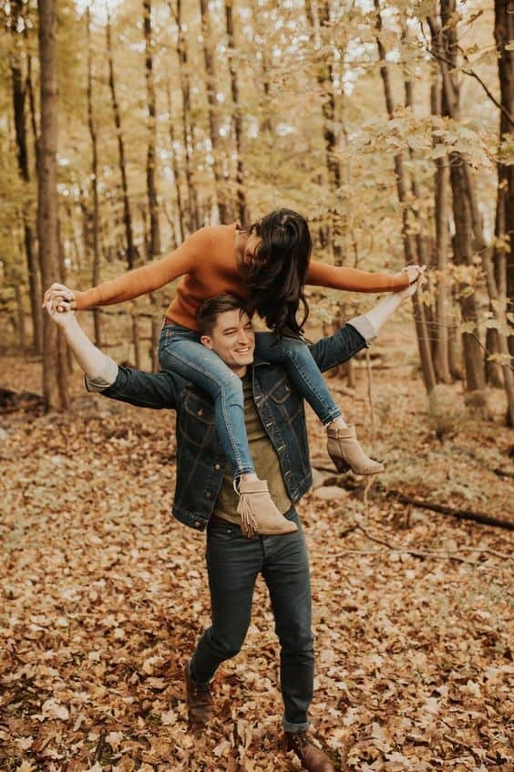 Unique Fall Engagement Photos to Inspire You. It’s almost Fall! Who else is excited for the season to begin? With leaves starting to change color and the crisp air making an entrance, it’s the perfect time to take fall engagement photos! What better time to throw leaves.