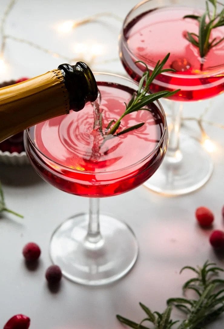 Santa's Spritz Christmas Cocktail! Check out this tasty winter wedding cocktail today.