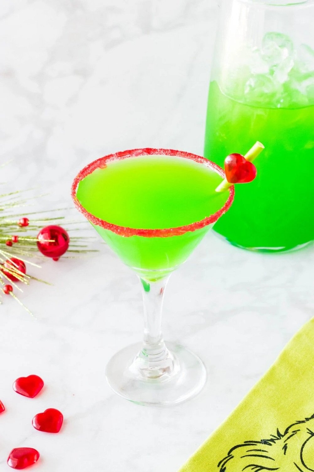 Delicious winter wedding signature drinks! The Grinch Cocktail is an easy holiday drink recipe!