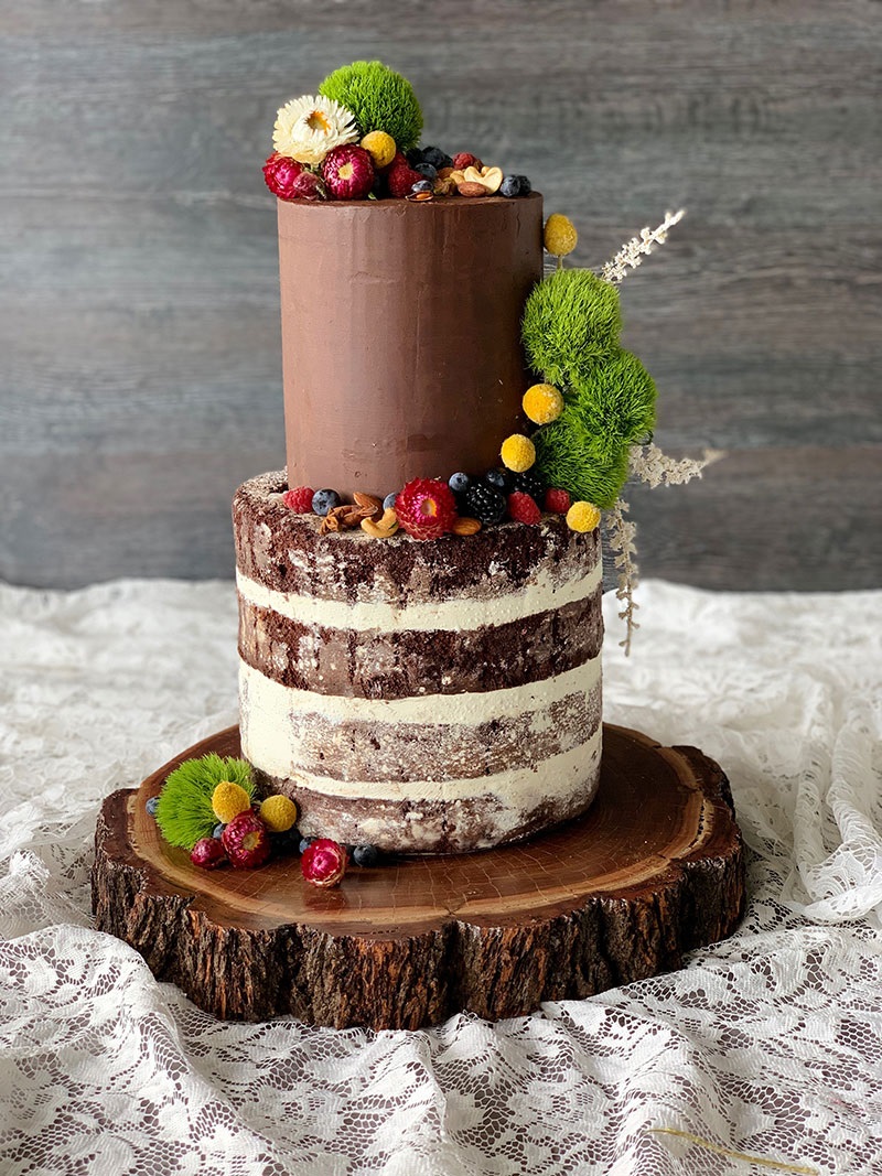 Chocolate rustic wedding cake design! Country-inspired fall wedding cake! If you are looking for an elegant rustic chic fall wedding cake, look no further than this post. Ideas for fall rustic country wedding cakes!