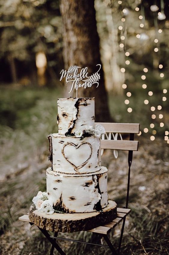 Country-inspired fall wedding cake! If you are looking for an elegant rustic chic fall wedding cake, look no further than this post. Ideas for fall rustic country wedding cakes!