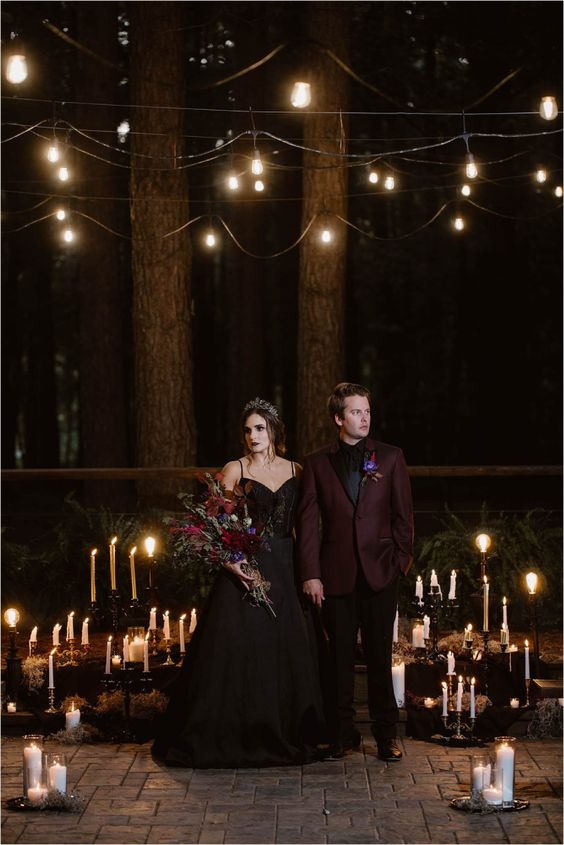 Halloween wedding photo ideas for inspiration! If you love Halloween as much as we do, then you will enjoy all of our Halloween wedding photos. . 