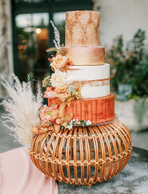 Modern rustic wedding cake for fall weddings! If you are looking for elegant rustic wedding cake ideas for fall weddings, you have come to the right place. These rustic-inspired wedding cake themes are perfect for couples having a fall wedding.