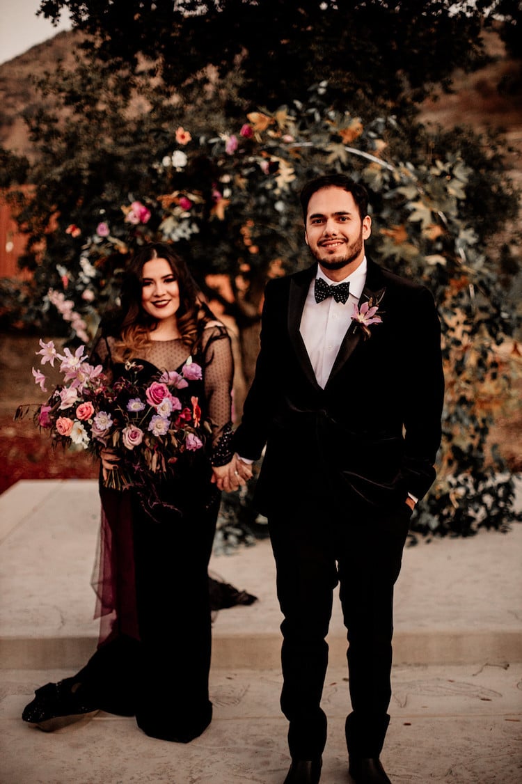 Nightmare before Christmas wedding theme! Perfect Halloween wedding photos for couples looking for spooky wedding inspiration.