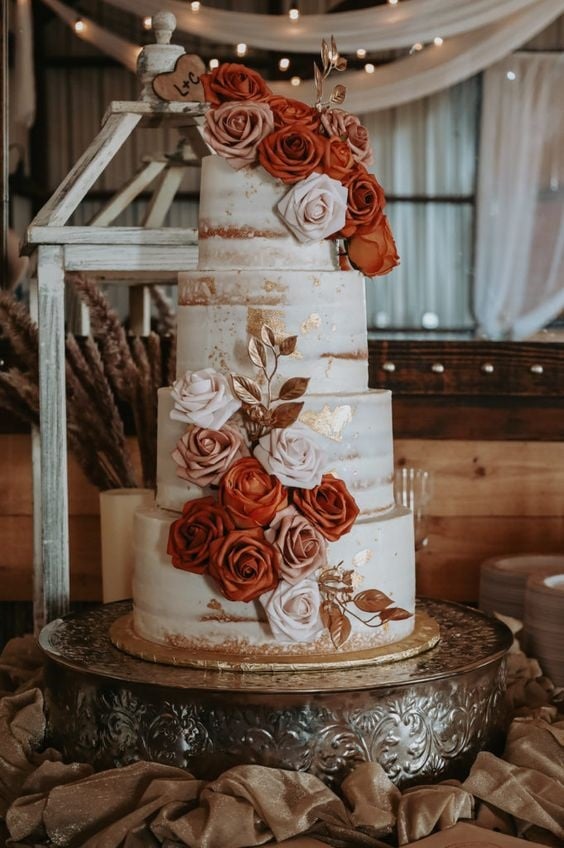 Rustic fall wedding cake ideas! If you are looking for wedding cake ideas for a rustic-themed wedding in the fall, click here. This rustic-themed wedding cake is perfect for you!