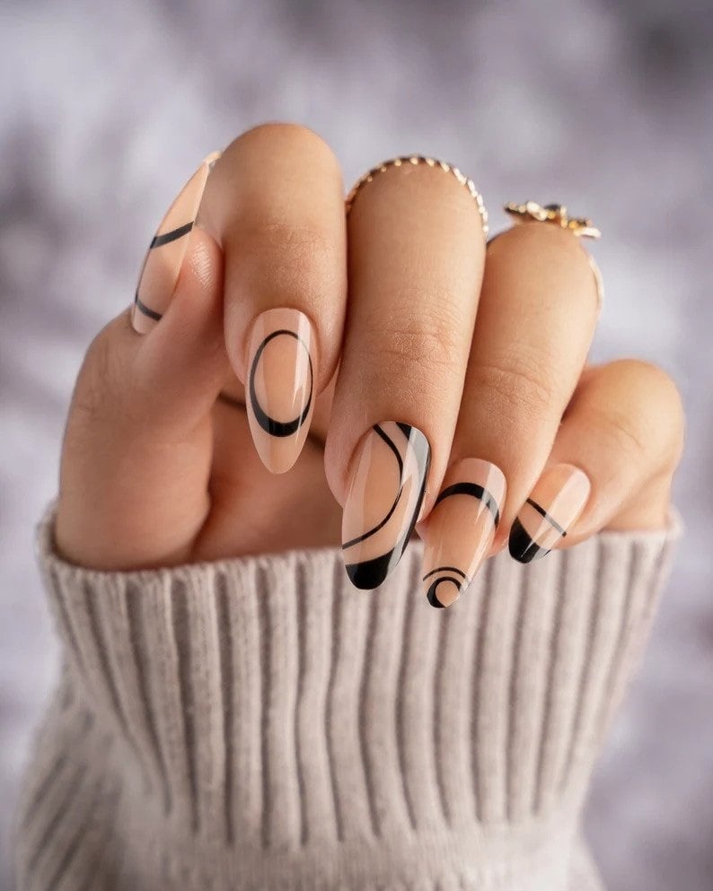 Here are 35 Fall nail designs and ideas for brides getting married this fall. They are the cutest looks and recommend all bride-to-be to try them on right now. They are nest nail colours to help inspire your wedding manicure. Black Swirl Press on Nails! 