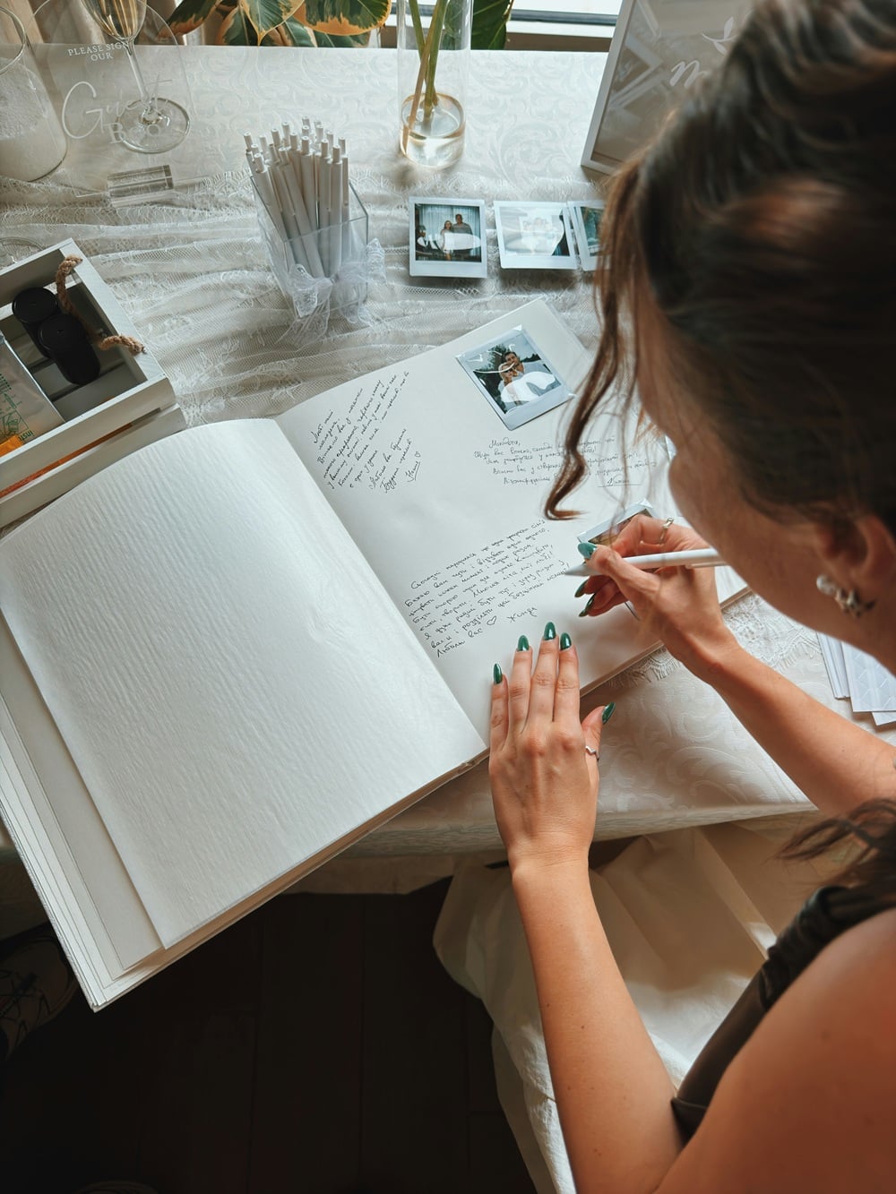 Looking for creative DIY wedding guest book ideas? 💍 Discover unique wedding guest book alternatives and affordable DIY ideas that will make your wedding day extra special. From Polaroid guest books and advice cards to wooden signs, photo guest books, fingerprint trees, and memory books, these creative wedding ideas are perfect for budget-friendly weddings, rustic weddings, modern weddings, and couples who want a meaningful keepsake. Save these DIY wedding guest book ideas for your wedding planning inspiration! #WeddingGuestBook #DIYWedding #WeddingIdeas #WeddingInspiration #BudgetWedding #WeddingPlanning #WeddingGuestBookIdeas