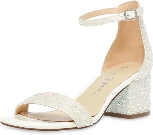 Pointed toe wedding shoes! Elegant wedding shoes from Amazon! Wedding high heels from Amazon! Cute heels you can wear on your wedding. These wedding shoes are not expensive and wont break the bank!