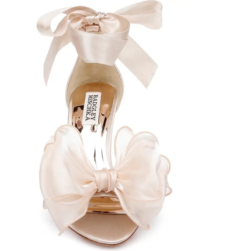 Cute wedding shoes for brides this summer! If you are looking for cute bridal shoes, look no further this. Amazing wedding shoes for brides-to-be.