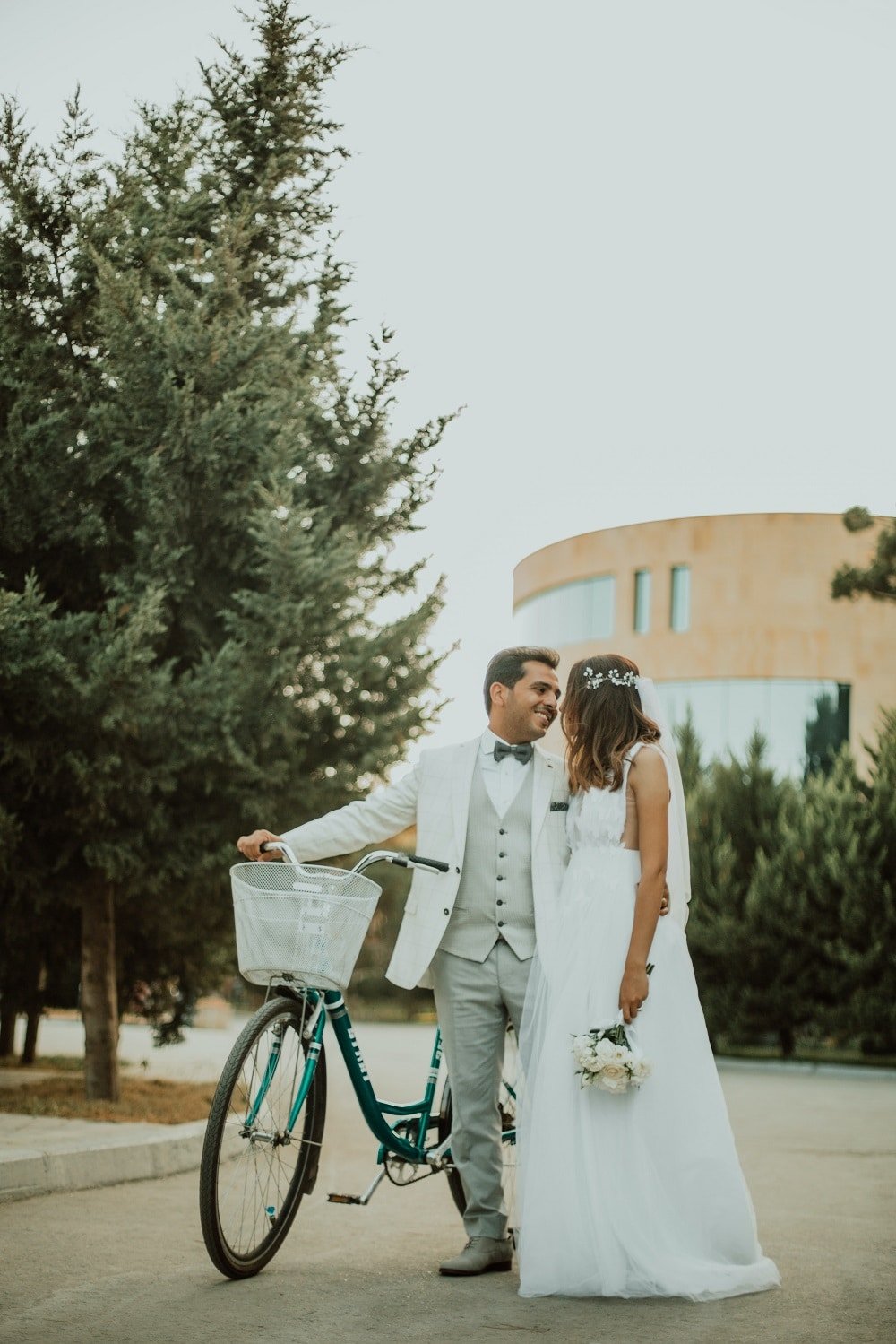 Here are a few Tips to Nail Your Wedding Photos! Taking great wedding photos is ideal to getting amazing pictures. Click to learn more on how your wedding day photos can turn out great. Click for great tips on how to take great wedding photos even if you're not a model.