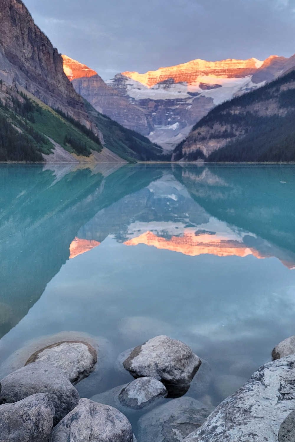 Lake Louise is a breathtakingly beautiful destination that would make for a perfect honeymoon. The turquoise blue waters of the lake, surrounded by snow-capped mountains, offer a stunning backdrop for romantic walks and leisurely picnics. You can also enjoy hiking, canoeing, skiing, and snowshoeing. The Fairmont Chateau Lake Louise provides luxurious accommodations, including spa services and gourmet dining options. Lake Louise offers a serene and romantic setting for a memorable honeymoon experience.