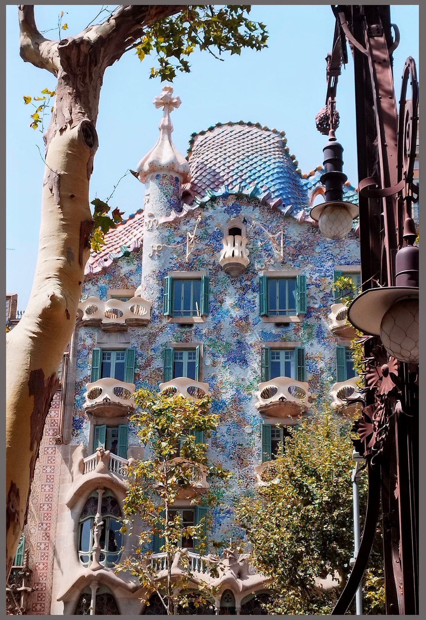 If you are looking for romantic things to do in Barcelona for couples, you need to visit the Casa Batlló at night! Casa Batlló is one of Barcelona, Spain's most stunning and unique buildings. This architectural masterpiece was designed by Antoni Gaudí and is celebrated for its vibrant colours, organic shapes, and intricate details. Visitors can take a guided tour of the interior and explore the many hidden treasures, including the incredible rooftop terrace with panoramic city views. Whether you're an architecture buff or simply looking for a one-of-a-kind experience, Casa Batlló is a must-see destination in Barcelona.