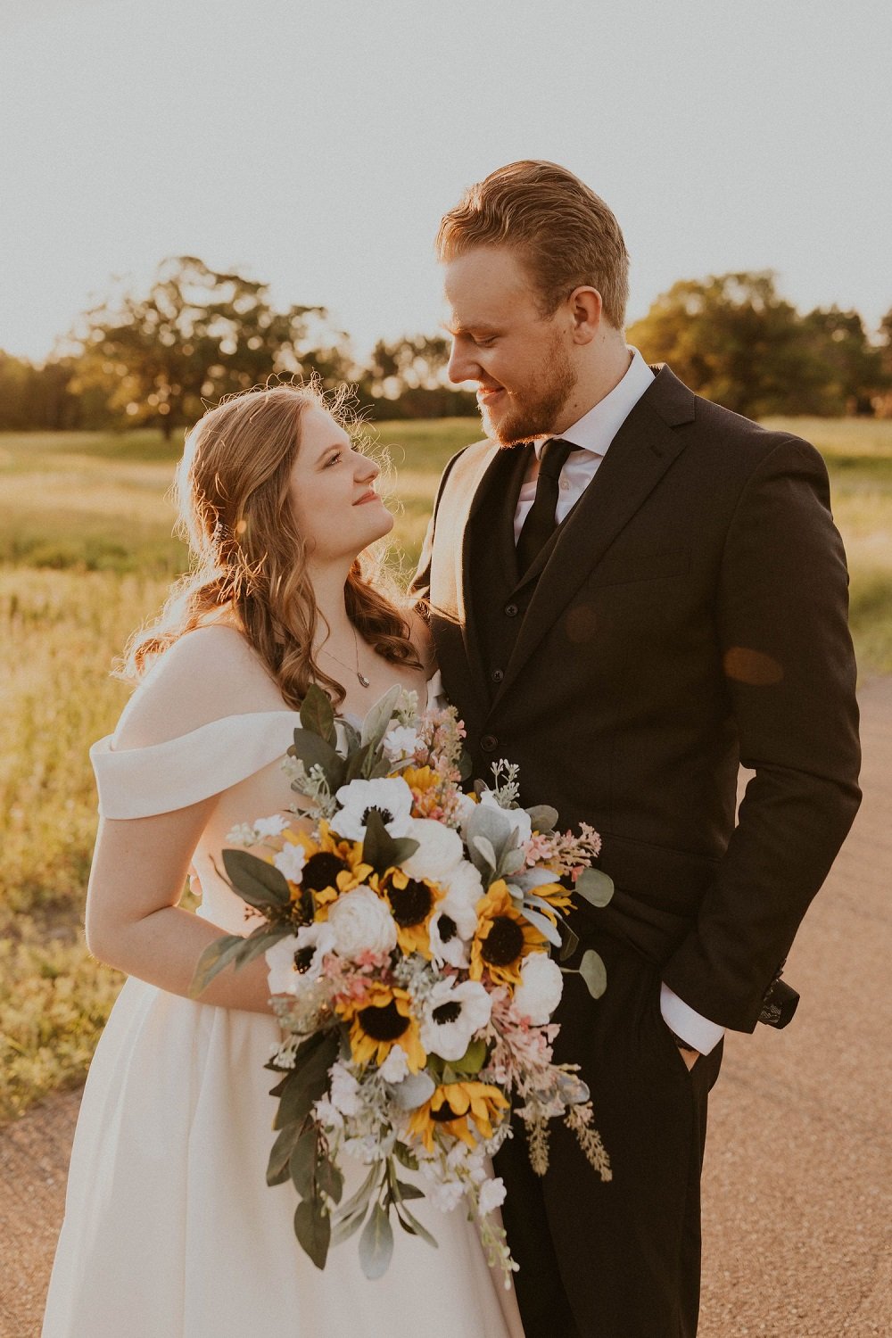 This beautiful bouquet features vibrant sunflowers that will brighten up any room. The smell also includes a mix of other colourful flowers, such as roses and daisies, that complement the sunflowers perfectly. The arrangement is expertly crafted to create a stunning visual display that is both elegant and cheerful. Whether you want to add a pop of colour to your home or surprise someone with a thoughtful gift, this sunflower bouquet will surely impress.