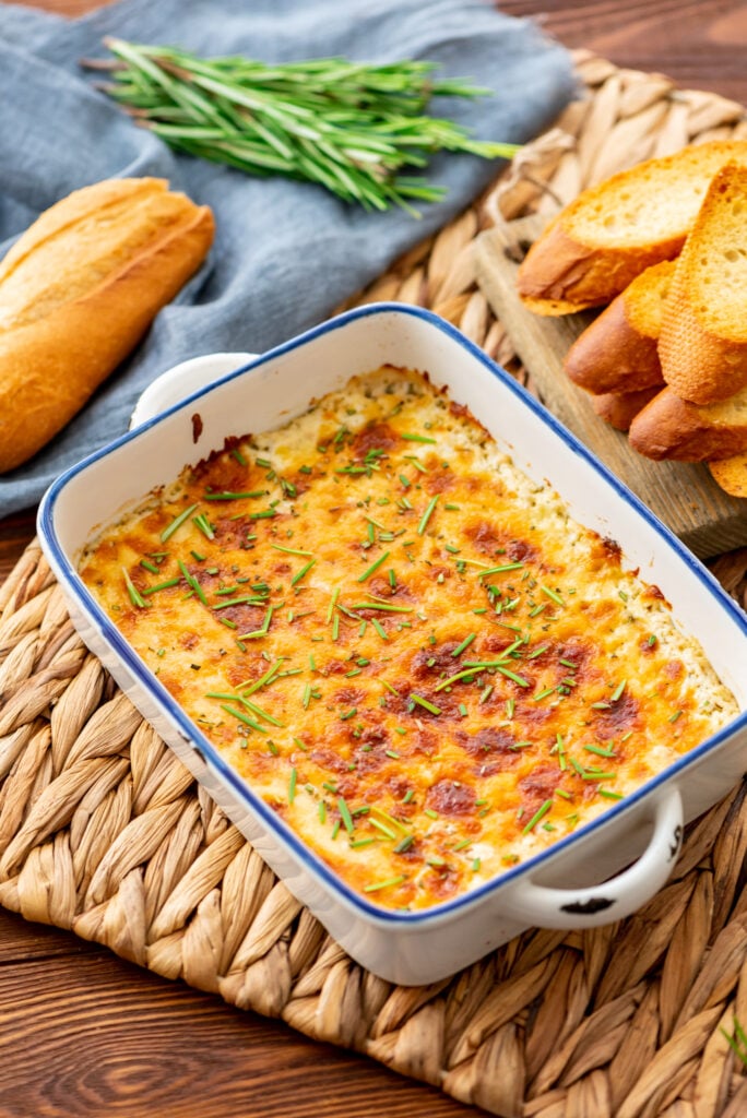Indulge your guests with this luscious Cheesy Baked Ricotta Dip! Creamy ricotta cheese is baked to perfection with herbs and a medley of melted cheeses, creating a warm and inviting dip that’s perfect for any gathering. Serve with your favourite crusty bread or crisp veggies for an irresistible appetizer that’s sure to delight. 🧀🥖🌿