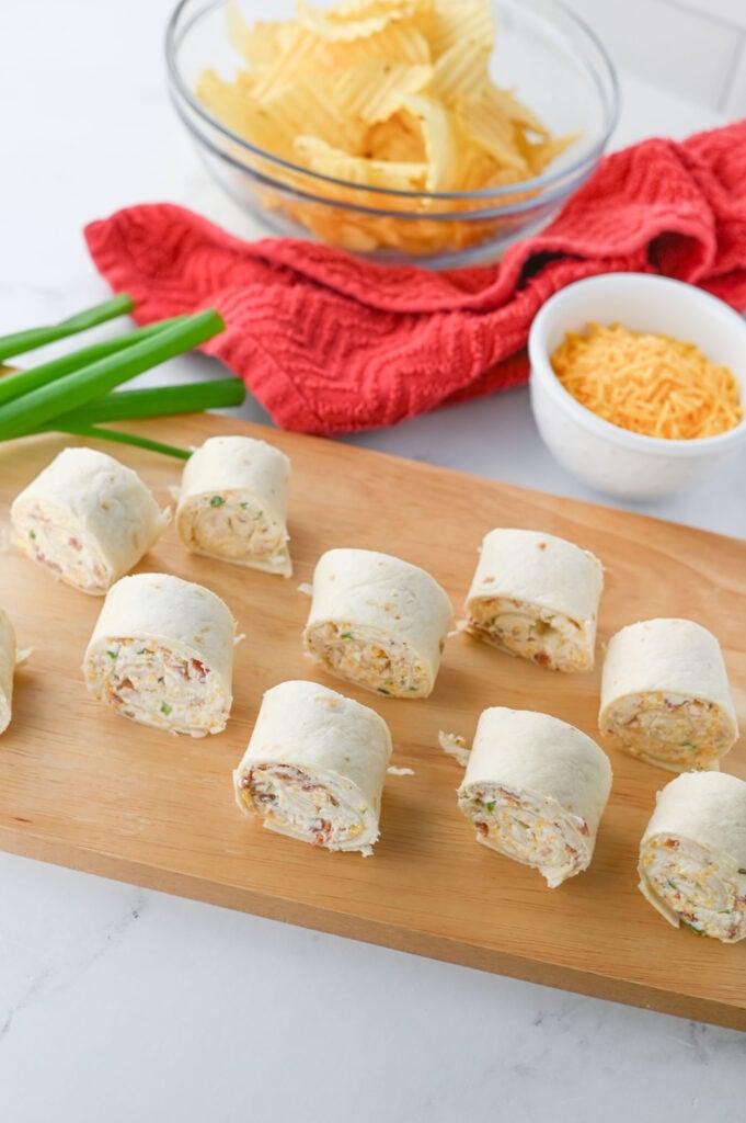 Savor the irresistible flavors of Crack Chicken Pinwheels! These delectable appetizers are packed with creamy ranch, crispy bacon, and tender chicken, all wrapped in a soft tortilla. Perfect for any occasion, they’re a surefire way to impress your guests with their delicious taste and easy-to-eat convenience. 🌯🥓🧀