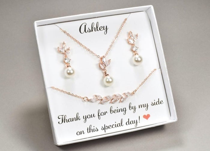 Not sure what to gift your bridesmaid on the wedding day? Check out this list of amazing bridesmaid gift ideas you can give your bridal party on the wedding day! This is an amazing gift to give your bridesmaid.